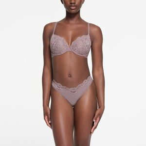 SKIMS Fits Everybody Lace T-Shirt Bra 36A